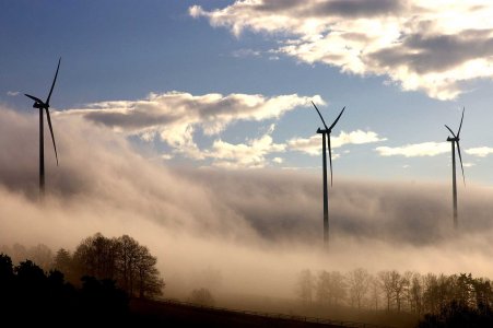 Windpark bei Creußen im Morgennebel